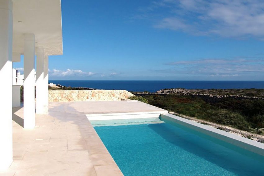 Chalet en venta en primera línea en cala norte de Menorca