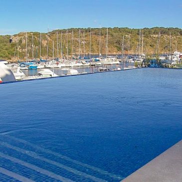 Chalet en primera línea en el puerto de Addaia
