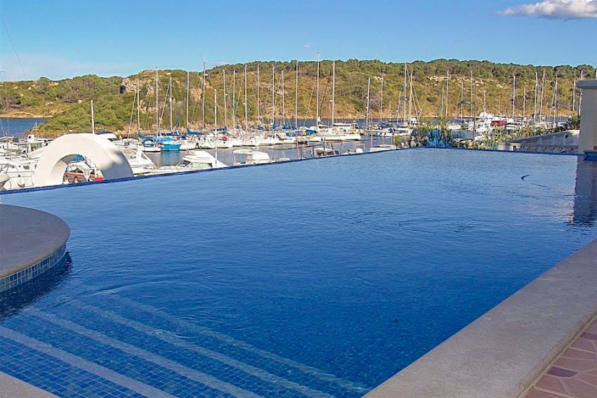 Chalet en primera línea en el puerto de Addaia