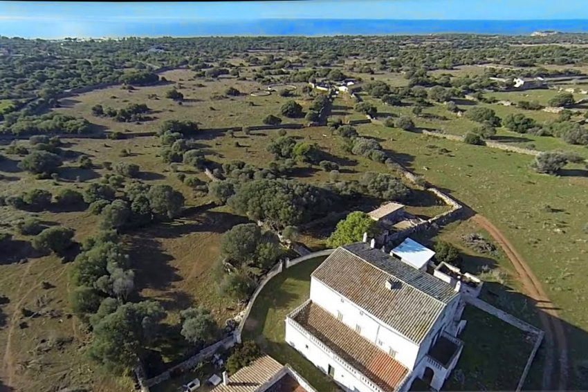 Finca en venta que alcanza la costa de Menorca