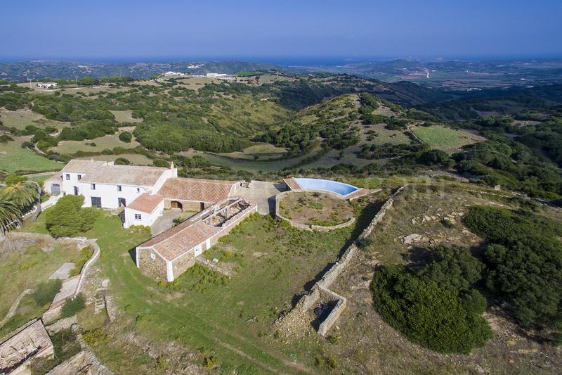 Finca rústica en Menorca con vistas al campo y al mar