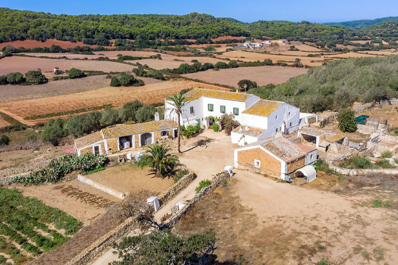 Aspectos Jurídicos al Comprar una Finca Rústica en Menorca: Evitando Sorpresas Desagradables