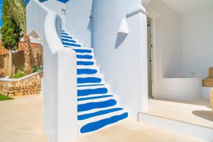 Diseño plagado de formas orgánicas que suavizan las líneas, aportan calidez y refuerzan la integración natural con el entorno.