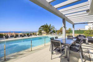 Chalet en venta con licencia turística en Menorca Chalet en venta con licencia turística en Menorca, un refugio perfecto para vivir o rentabilizar. Espacios luminosos, jardín privado y acabados de alta calidad.