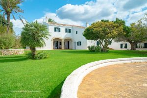 Finca rústica en venta con permiso para alquiler turístico Finca en venta con permiso para alquiler turístico, situada en una zona tranquila de Menorca. Disfruta de vistas despejadas, piscina privada y un entorno natural incomparable.