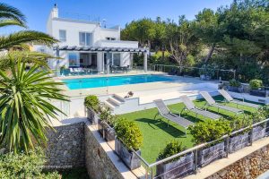 Chalet en venta con licencia turística en Menorca Chalet en venta con licencia turística en Menorca, un refugio perfecto para vivir o rentabilizar. Espacios luminosos, jardín privado y acabados de alta calidad.