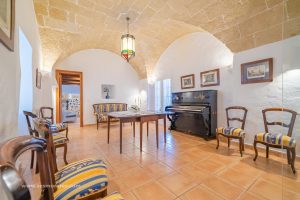 Finca rústica en venta con licencia turística en Menorca Finca rústica en venta con licencia turística en Menorca, un refugio perfecto para vivir o rentabilizar. Espacios luminosos, jardín privado y acabados de alta calidad.