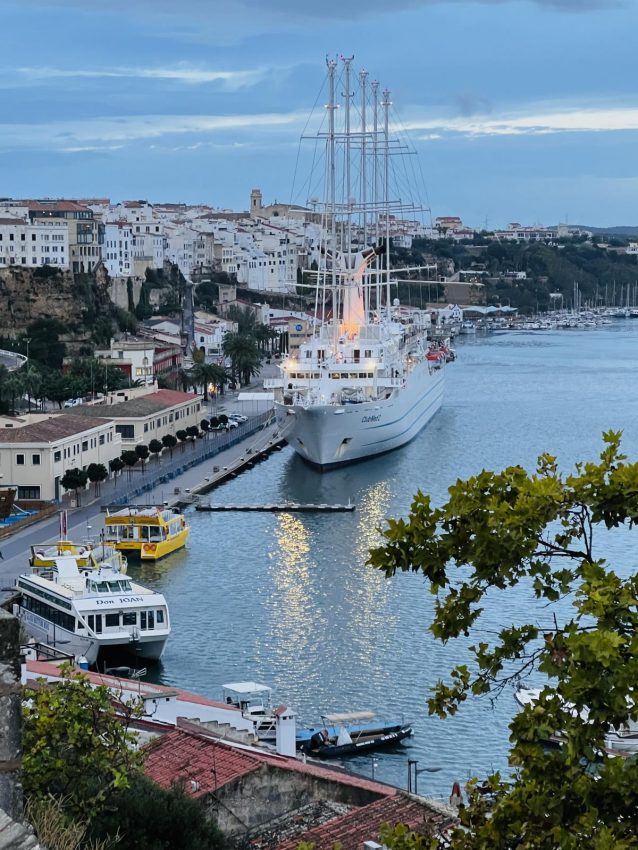 Vista del puerto de Mahón con embarcaciones y la ciudad al fondo