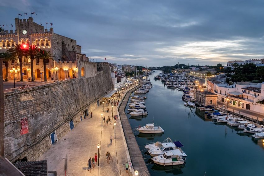 Mahón o Ciutadella para vivir todo el año: dos formas de entender Menorca