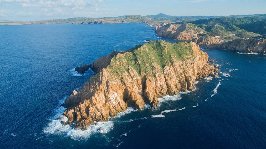 Vista aérea de Illes Bledes y sus acantilados frente a Cala Barril, en Menorca