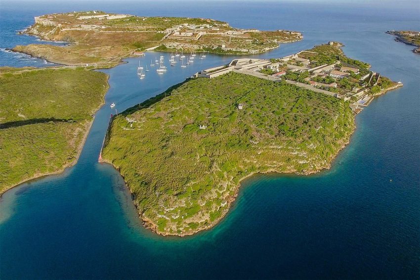 Vista aérea de la isla del Lazareto y su recinto histórico en el puerto de Mahón