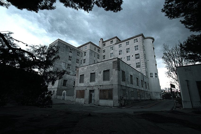 Fachada del antiguo hospital Verge del Toro de Mahón bajo un cielo nublado