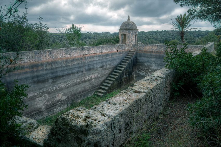 Ancien réservoir d’eau avec escalier en pierre dans une finca à Minorque