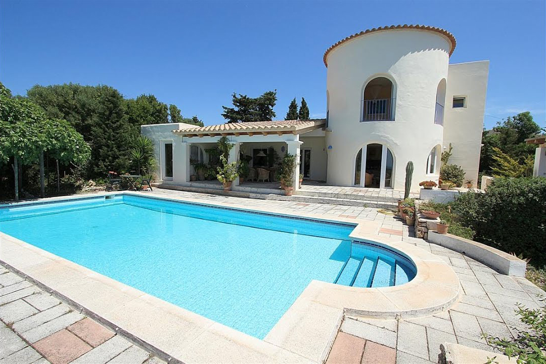 A reformed villa in the country with sea views for only 420.000€!!!