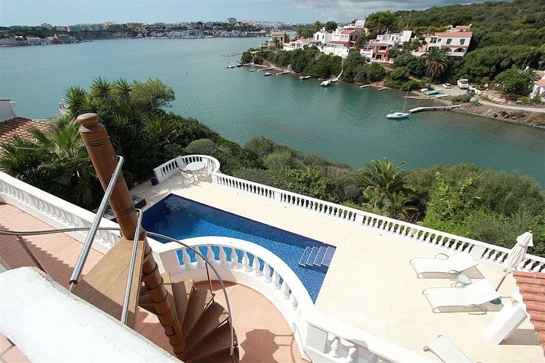 Waterfront villa with private access to the sea!