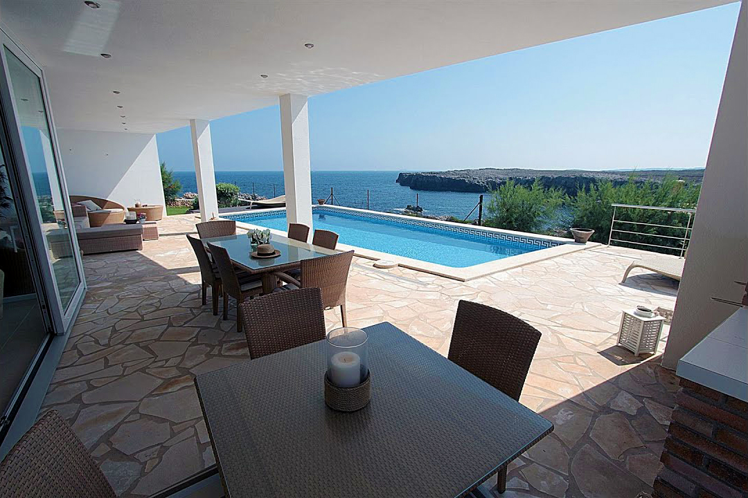 Villa for sale in front-line position in a bay of the north coast of Menorca