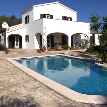 Country houses beside unspoilt coves in Menorca