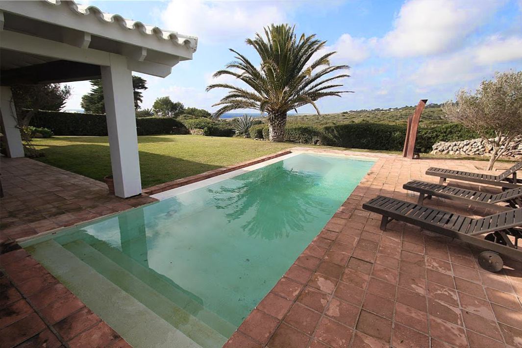 Exclusive villa for sale in Menorca in an unspoilt cove!