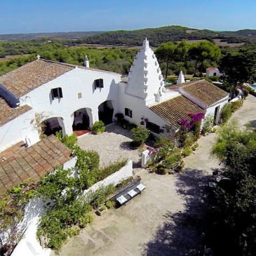 Country estates with equestrian facilities near Mahón