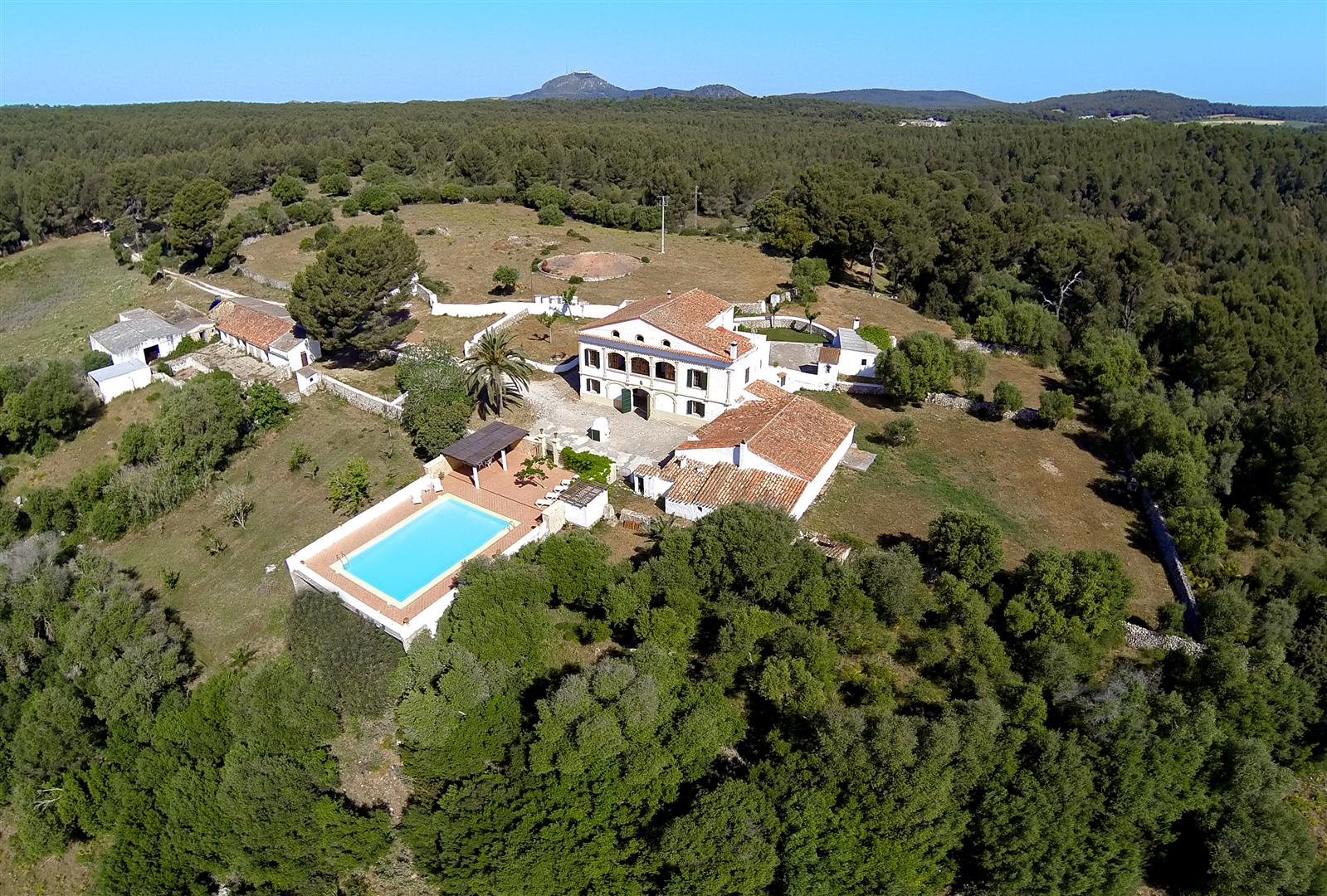 Luxury in Menorca between woods and meadows