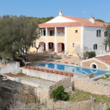 Large country estate with a period house in Menorca