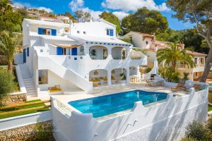 Beachfront designer villa with Tourist Licence