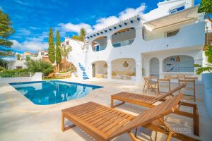 Beachfront designer villa with Tourist Licence