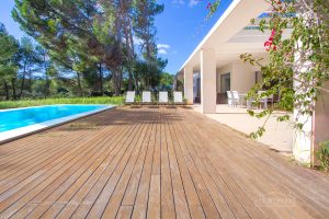 Chalet en vente avec permis pour location touristique, situé dans une zone calme de Minorque. Profitez de vues dégagées, d'une piscine privée et d'un environnement naturel incomparable.