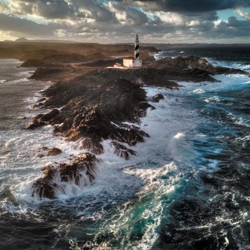 Minorque : un phare entre les tempêtes du monde