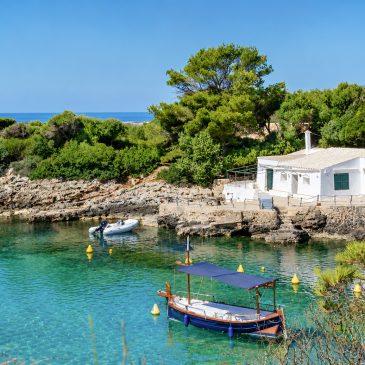 Petites maisons au bord de la mer à Minorque : refuges cachés face à la Méditerranée