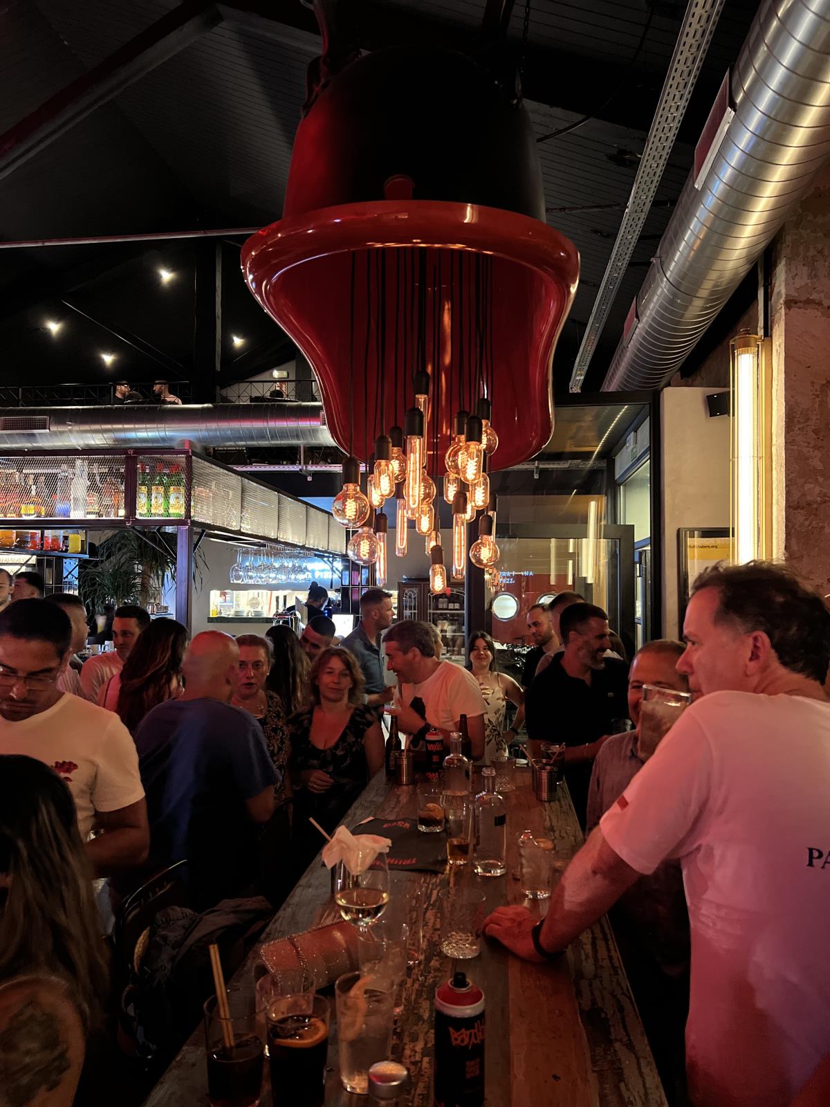 Personnes discutant au comptoir d’un établissement gastronomique de Mahón