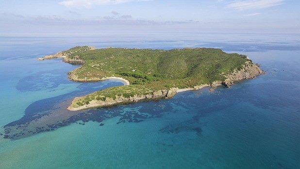 Vue aérienne de l’île de Colom, de ses plages et de ses eaux turquoise à Minorque