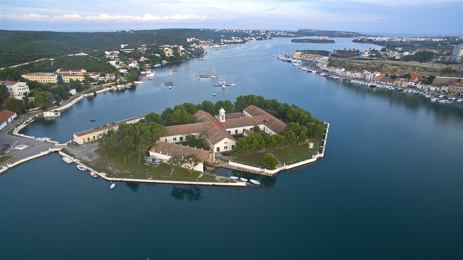L’île Pinto, ses quais et ses bâtiments navals dans le port de Mahón, à Minorque