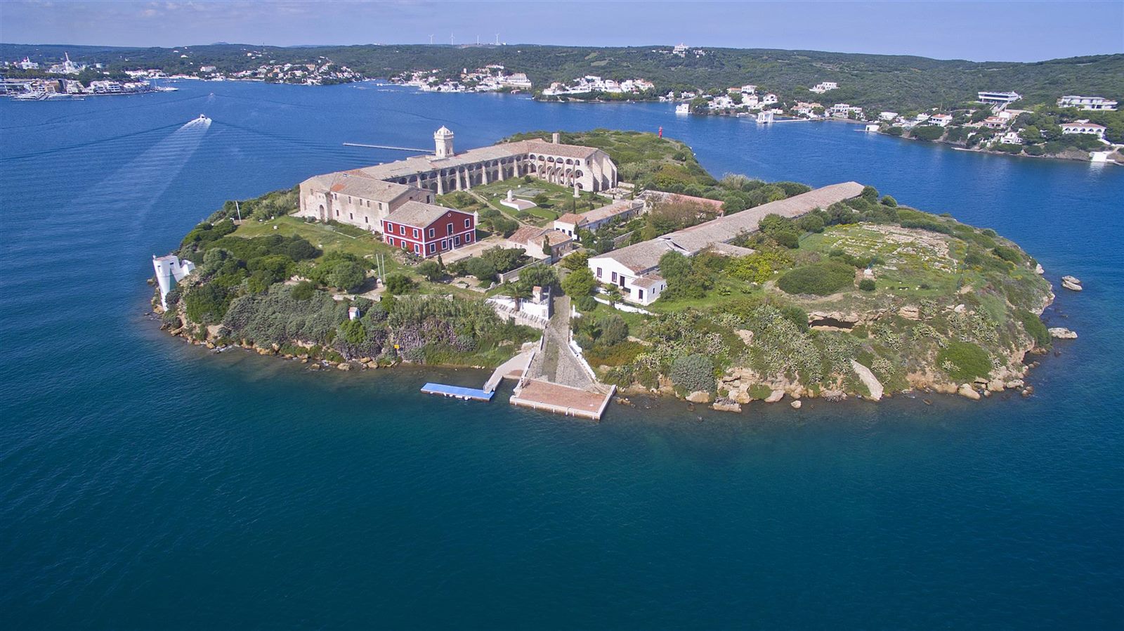 Vue aérienne de l’île du Roi et de son ancien hôpital naval dans le port de Mahón