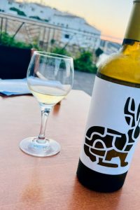 Un verre de vin dans un bar de Minorque après l’été